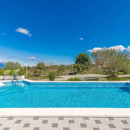 Spacious In Podgradina With Pool Apartman *