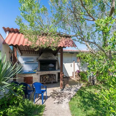 Spacious In Podgradina With Pool Apartman