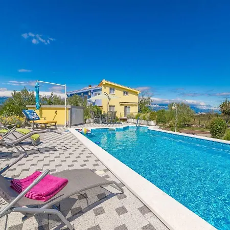 Spacious In Podgradina With Pool Apartman