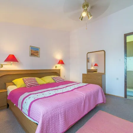 Spacious In Podgradina With Pool Apartman